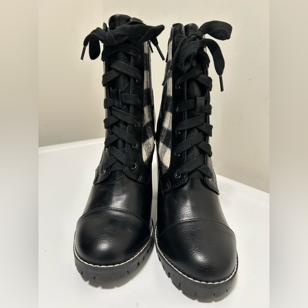 BCBGeneration Pilas Plaid Lace Up Boots Black Cream Size 8 - Picture 4 of 13